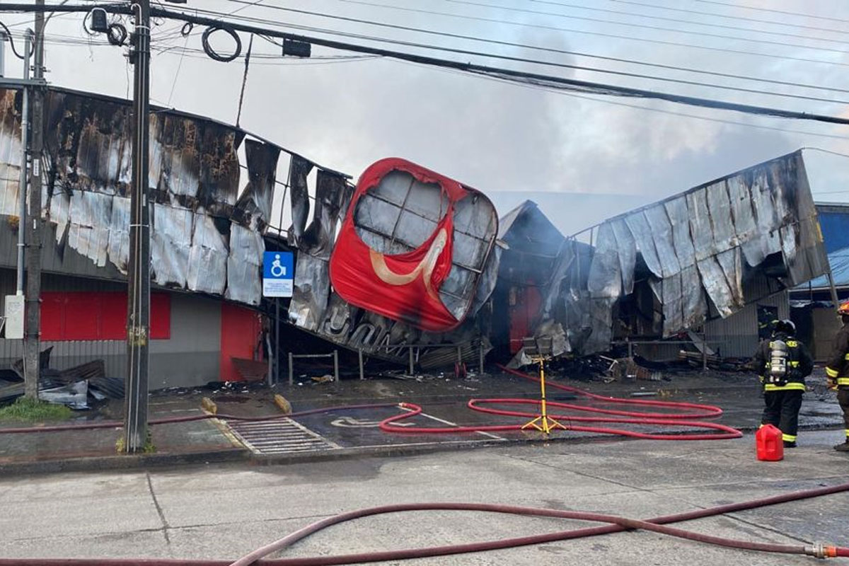 Incendio Destruy En Su Totalidad A Supermercado Unimarc En Mariquina