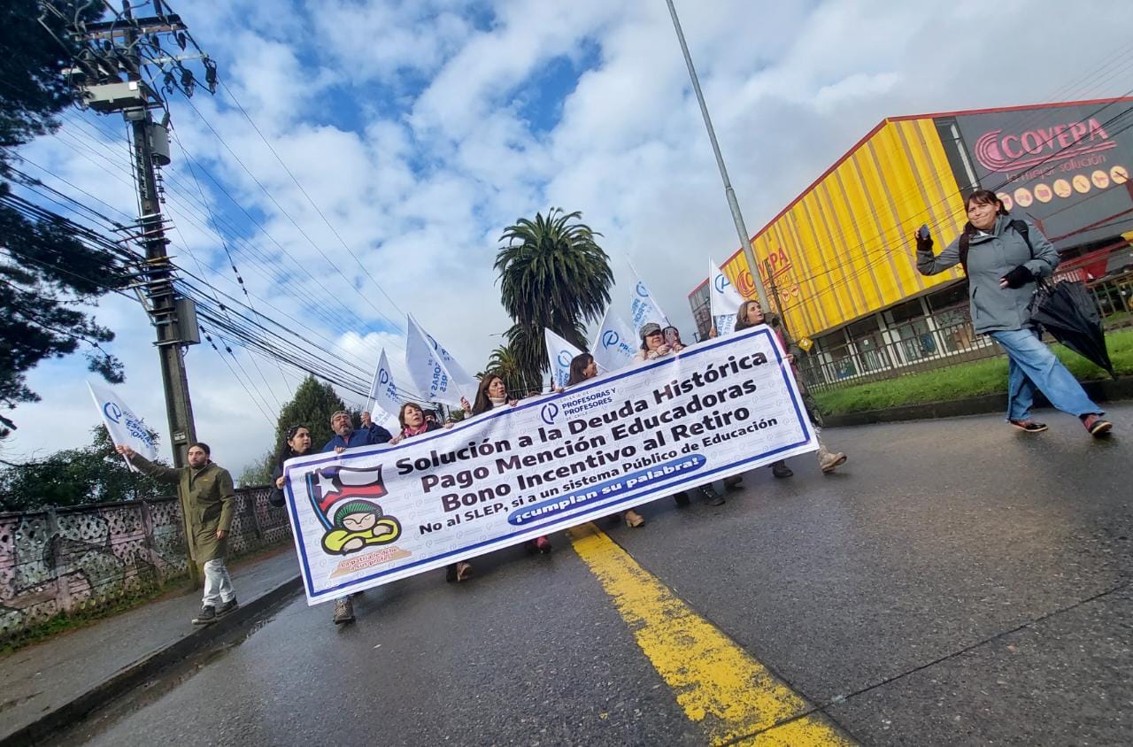 Un Centenar De Docentes Se Manifestaron En Valdivia Exigiendo